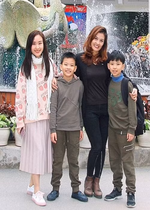 Hoa Thúy luôn dành lời tốt đẹp cho chồng cũ. Trong cuộc phỏng vấn với Vietnamnet, cô cho biết, với các con, chồng cũ của cô luôn là người đàn ông tuyệt vời. Ngày còn gắn bó, chồng cũ Hoa Thúy không bao giờ nặng lời với cô. Ảnh: Tổ Quốc