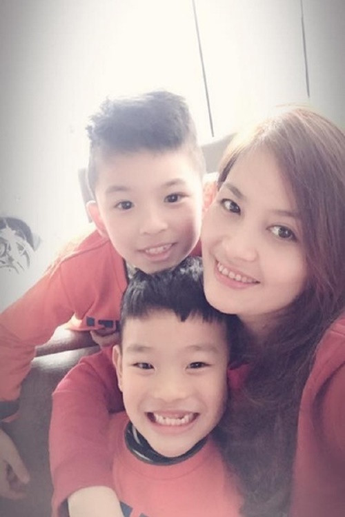 Trong cuộc phỏng vấn với Người đưa tin, Hoa Thúy cho biết, cô và chồng doanh nhân chia tay trong bình yên. “10 năm qua, tôi và các con sống ở Hà Nội, còn anh ở Quảng Ninh vì công việc, còn có gia đình, chăm sóc mẹ nên chúng tôi hàng tháng gặp nhau được 1, 2 lần. Lúc anh lên Hà Nội thăm gia đình, hoặc tôi cùng các con lại đi thăm bố. Nói chung chúng tôi di chuyển nhiều vì cách xa địa lý. Rồi một ngày, tôi phát hiện ra đồ đạc cá nhân của anh ấy đã biến mất, lẳng lặng ra đi, anh ấy cũng chẳng nói gì cả. Tôi hiểu, chúng tôi chỉ có duyên đến đây thôi nên không trách móc gì”, cô tâm sự. Ảnh: Vietnamnet