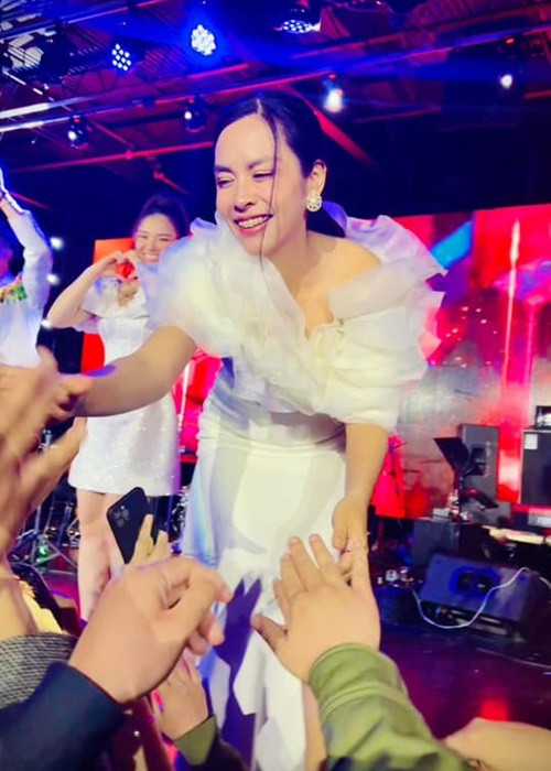 Nữ ca sĩ được nhiều khán giả ở xứ cờ hoa chào đón.