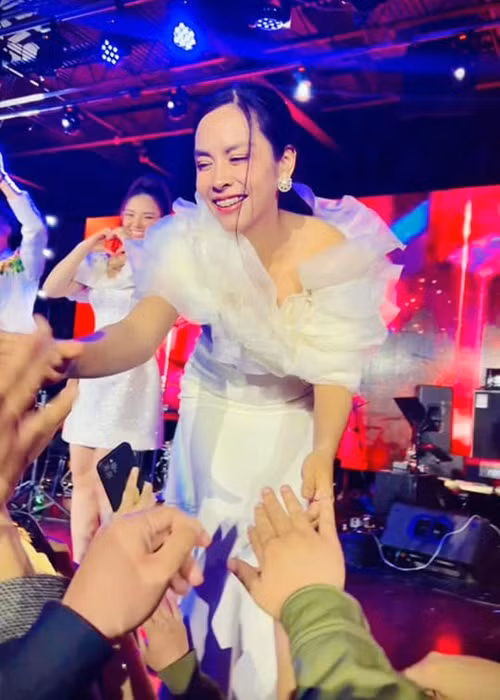 Nữ ca sĩ được nhiều khán giả ở xứ cờ hoa chào đón.