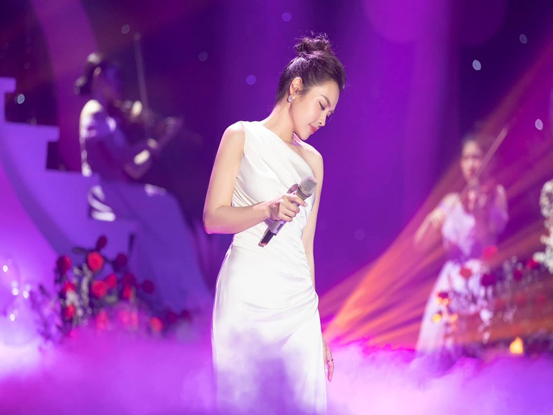 Nữ ca sĩ đi hát tại một số chương trình trong và ngoài nước sau lùm xùm.