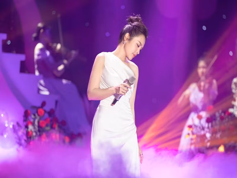 Nữ ca sĩ đi hát tại một số chương trình trong và ngoài nước sau lùm xùm.