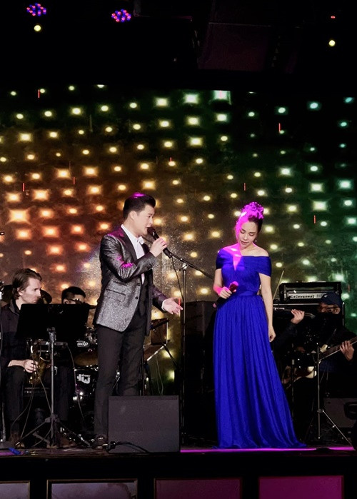 Nữ ca sĩ biểu diễn trên sân khấu.