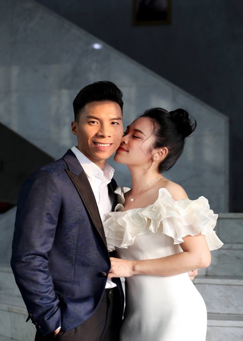 Đến tháng 2/2023, Ngọc Mai liên tục gặp sóng gió từ bị lập nhóm antifan đến bị nghi rò rỉ loạt ảnh làm cô dâu trong quá khứ còn ông xã của cô - Quốc Nghiệp bị khui lại nghi vấn từng ly hôn.