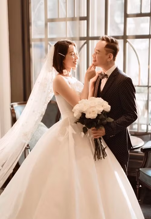 Nam diễn viên phim "Người phán xử" phong độ bên nửa kia kém 12 tuổi. Ảnh: Dân Trí