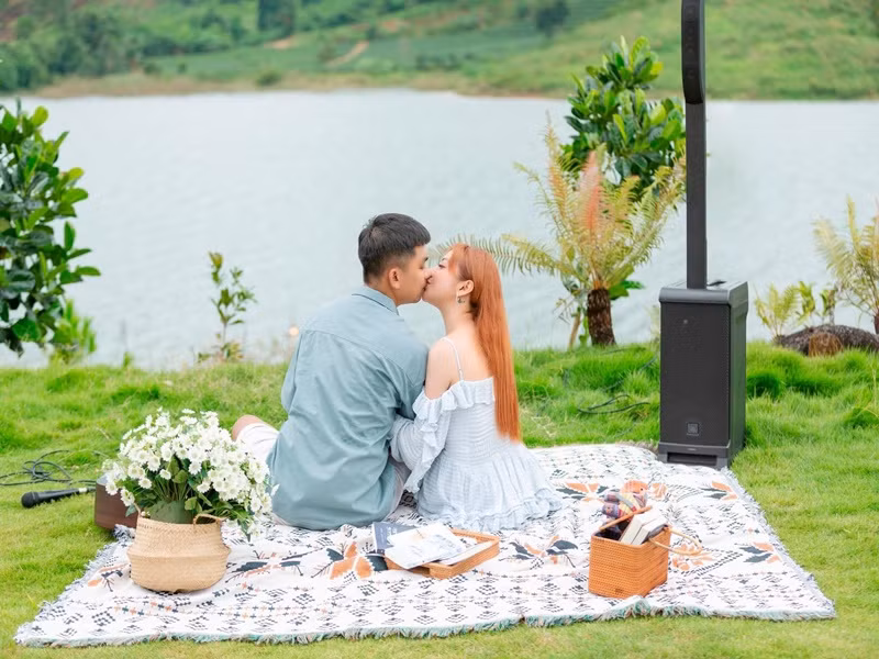 Vợ chồng MiA dính như sam. Mỗi khi nữ ca sĩ đi diễn, chồng thường đi theo và ngược lại.