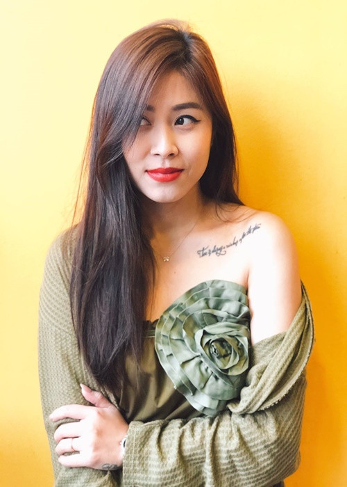 Nữ MC để lộ hình xăm dưới xương quai xanh khi mặc áo trễ vai.