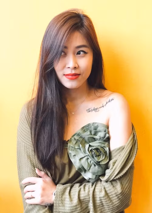 Nữ MC để lộ hình xăm dưới xương quai xanh khi mặc áo trễ vai.