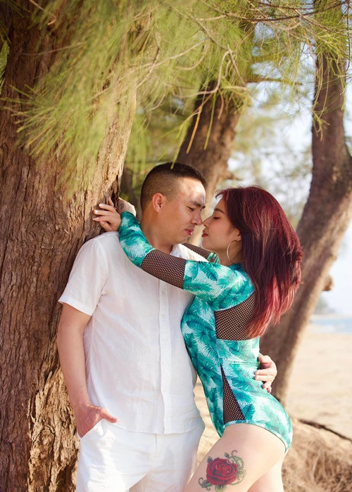 Hoàng Linh để lộ hình xăm trên đùi khi diện áo tắm.