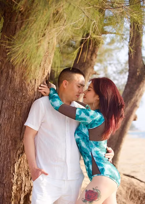 Hoàng Linh để lộ hình xăm trên đùi khi diện áo tắm.