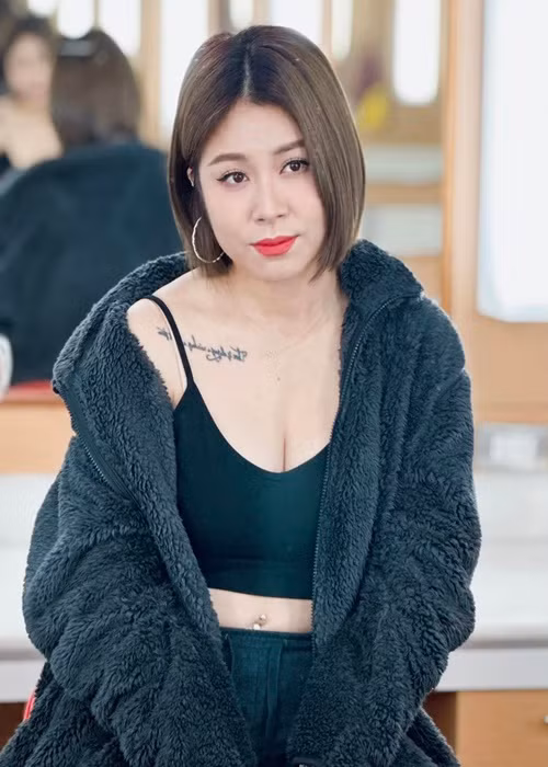 Nữ MC đáp trả: "Bây giờ là thế kỉ 21, là thời đại 4.0 rồi em ơi. Xã hội bây giờ không còn có quá nhiều người suy nghĩ như em đâu".