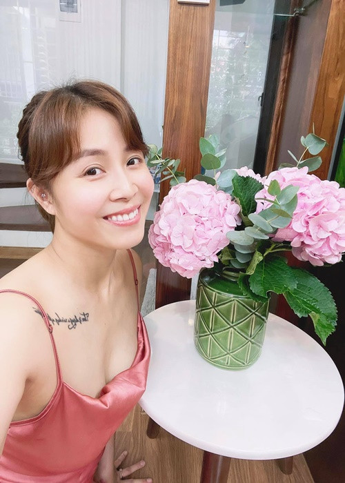 Hoàng Linh từng được một cư dân mạng khuyên nên xóa hình xăm. "Nếu chị xóa hình xăm ở ngực đi thì sẽ đẹp hơn nhiều. Con gái mà xăm sẽ mất đi sự nữ tính, thêm nữa là xã hội luôn có cái nhìn không tốt về những người xăm trổ", người này viết.