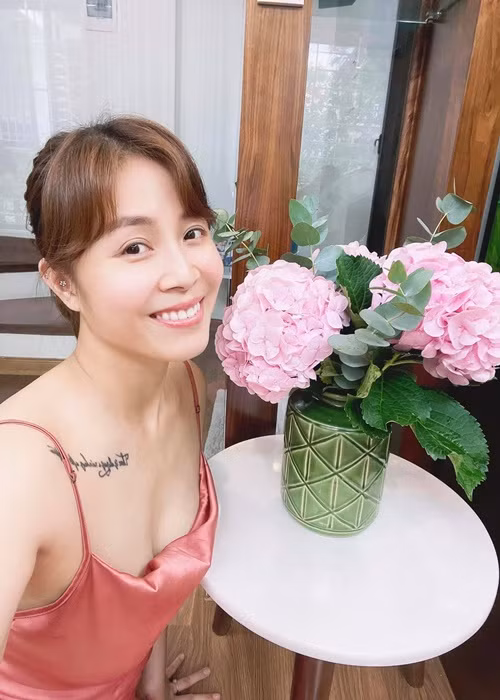 Hoàng Linh từng được một cư dân mạng khuyên nên xóa hình xăm. "Nếu chị xóa hình xăm ở ngực đi thì sẽ đẹp hơn nhiều. Con gái mà xăm sẽ mất đi sự nữ tính, thêm nữa là xã hội luôn có cái nhìn không tốt về những người xăm trổ", người này viết.