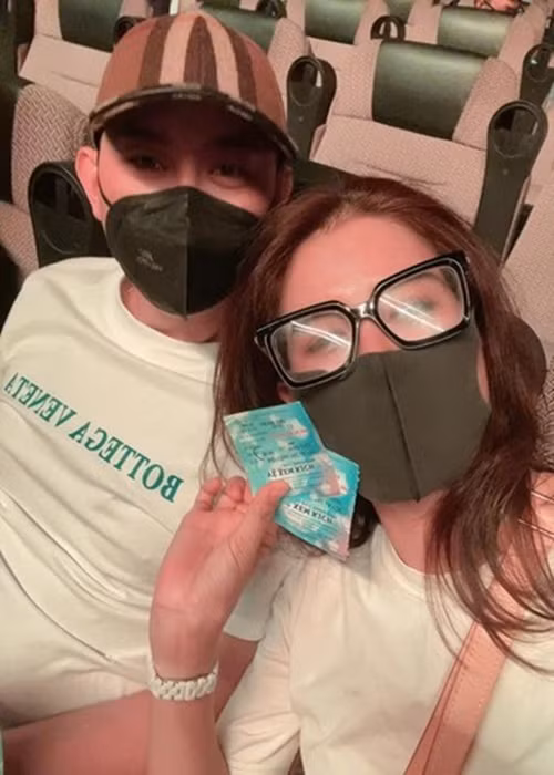 Mỗi khi về Louis Việt Nam, Trang Trần và chồng không rời nhau nửa bước.