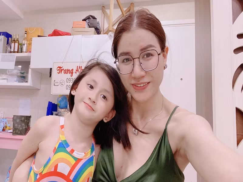 Trang Trần chăm sóc con gái chu đáo.