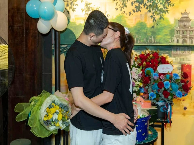 Louis yêu chiều và luôn đứng về phía Trang Trần. Anh cho biết, anh yêu vợ vì cô là người có tâm. “Tôi và Trang có một điểm chung là cả hai đều nóng tính, nhưng khác nhau là tôi có cái đầu lạnh. Tôi xem xét mọi việc bằng lý trí. Còn Trang giải quyết vấn đề bằng con tim”, Louis cho biết. Anh kể, vợ từng quay ngược đường để gửi vài trăm nghìn cho cụ bà nhặt ve chai, xung phong ẵm con cho một đôi vợ chồng già ở sân bay.