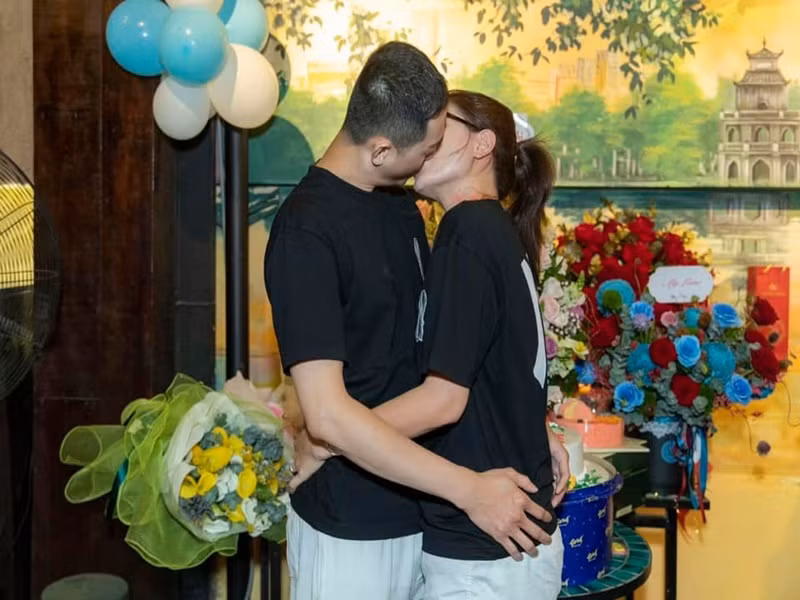 Louis yêu chiều và luôn đứng về phía Trang Trần. Anh cho biết, anh yêu vợ vì cô là người có tâm. “Tôi và Trang có một điểm chung là cả hai đều nóng tính, nhưng khác nhau là tôi có cái đầu lạnh. Tôi xem xét mọi việc bằng lý trí. Còn Trang giải quyết vấn đề bằng con tim”, Louis cho biết. Anh kể, vợ từng quay ngược đường để gửi vài trăm nghìn cho cụ bà nhặt ve chai, xung phong ẵm con cho một đôi vợ chồng già ở sân bay.