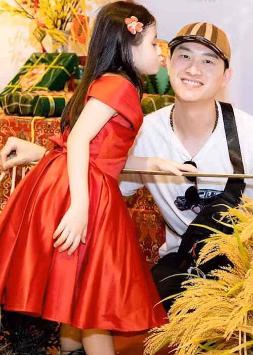 Khi về Việt Nam, Louis chăm sóc con gái chu đáo.