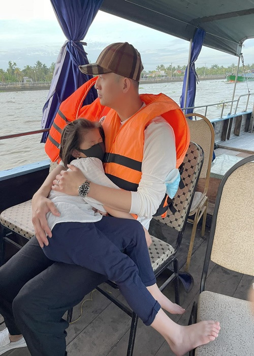 Louis hết mực chiều chuộng con gái. Anh thường mua quà ở Mỹ gửi về cho con.