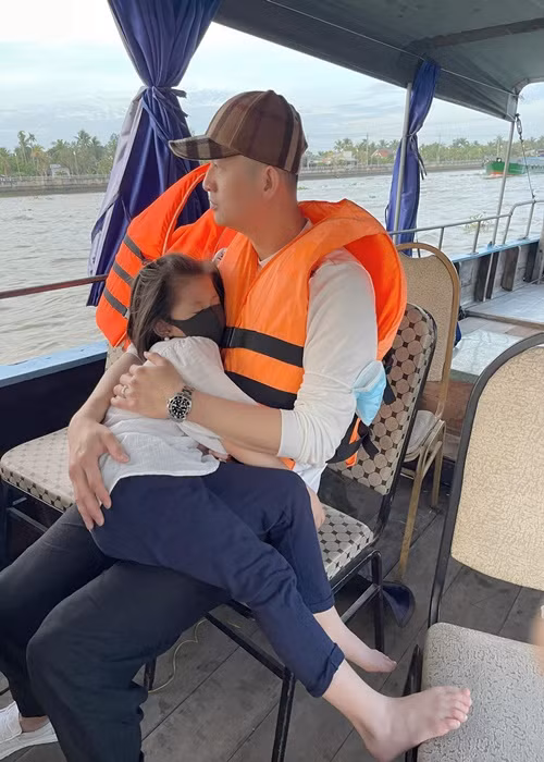 Louis hết mực chiều chuộng con gái. Anh thường mua quà ở Mỹ gửi về cho con.