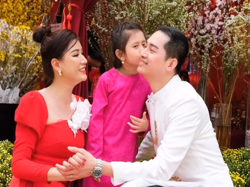 Cựu người mẫu cho rằng hôn lễ chỉ là hình thức, điều quan trọng là tình cảm của hai người vẫn bền chặt.