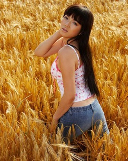 Lý Nhã Kỳ tên thật là Trần Thị Thanh Nhàn. Chân dài sinh năm 1982 cho biết, chữ Lý trong nghệ danh của cô là tên của người cha quá cố. Ảnh: Zing