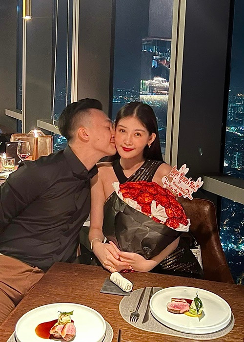 Người đẹp được ông xã tặng hoa dịp Valentine 2023.