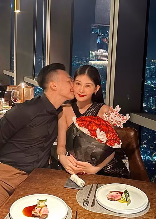 Người đẹp được ông xã tặng hoa dịp Valentine 2023.