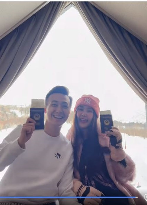 Hồi tháng 2 vừa qua, trong cuộc phỏng vấn với Thanh niên Việt, Ngân Anh cho biết, sau 4 tháng cưới nhau, vợ chồng cô mới đi tuần trăng mật được, sẽ rơi vào dịp Valentine trắng (14/3). Chuyến du lịch Nhật Bản có lẽ là tuần trăng mật của vợ chồng Ngân Anh.