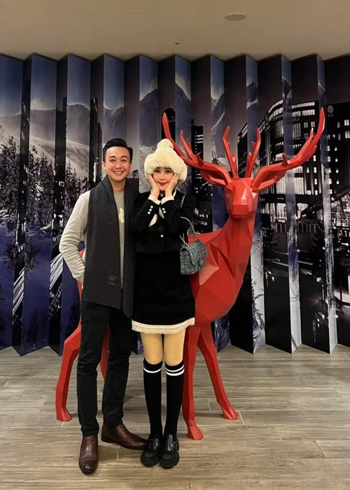 Ông xã Ngân Anh chia sẻ bữa tối lãng mạn kèm chú thích hài hước: "Nữ sinh Nhật Bản được thầy giáo dẫn đi chơi".