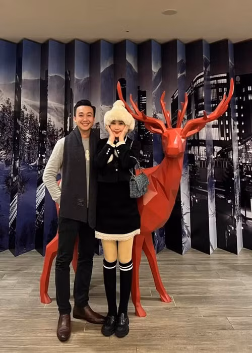 Ông xã Ngân Anh chia sẻ bữa tối lãng mạn kèm chú thích hài hước: "Nữ sinh Nhật Bản được thầy giáo dẫn đi chơi".