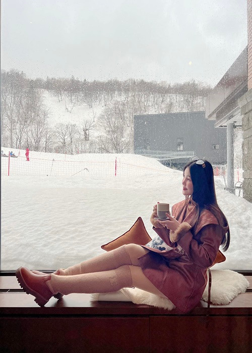 Nàng hậu và ông xã cùng ngắm tuyết rơi.