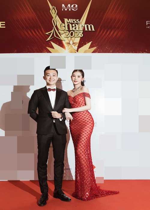 Ngân Anh được Tô Ny tháp tùng khi tham gia các sự kiện.