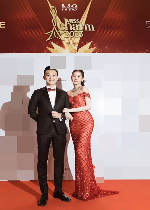 Ngân Anh được Tô Ny tháp tùng khi tham gia các sự kiện.