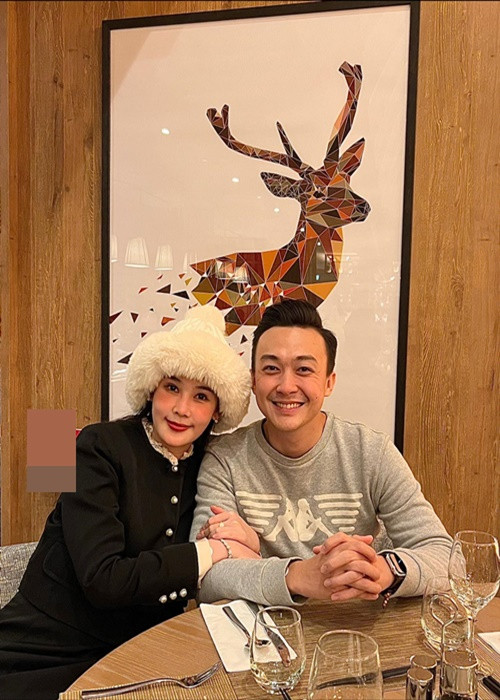 Nàng hậu đi ăn tối cùng ông xã điển trai trong tuần trăng mật.