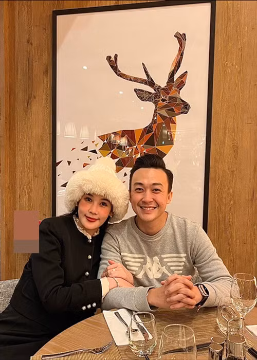 Nàng hậu đi ăn tối cùng ông xã điển trai trong tuần trăng mật.