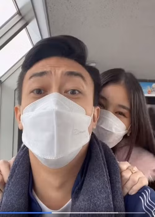  Lê Âu Ngân Anh - Phan Tô Ny vừa đến Nhật Bản nghỉ dưỡng. Cặp vợ chồng son lựa chọn thành phố Otaru ở Hokkaido.