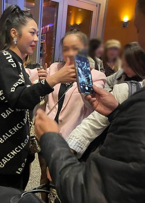 Hà Thanh Xuân còn khoe ảnh được nhiều khán giả xin chụp ảnh sau các đêm diễn. Ảnh: FBNV