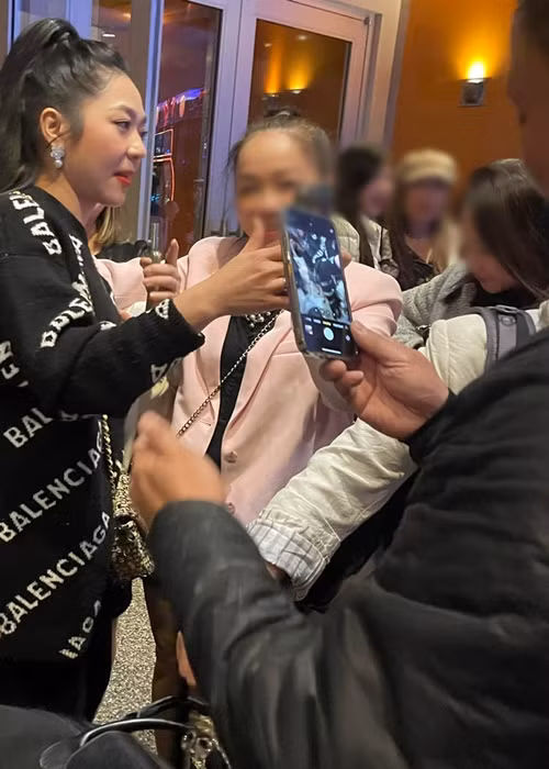 Hà Thanh Xuân còn khoe ảnh được nhiều khán giả xin chụp ảnh sau các đêm diễn. Ảnh: FBNV