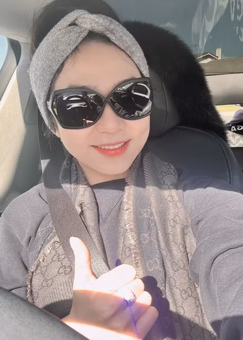 Nữ ca sĩ khoe hình ảnh cười rạng rỡ khi lái xe đồng thời viết: "Sau cơn mưa trời lại sáng. Hẹn gặp các tình yêu ngày mai nha". Ảnh: FBNV