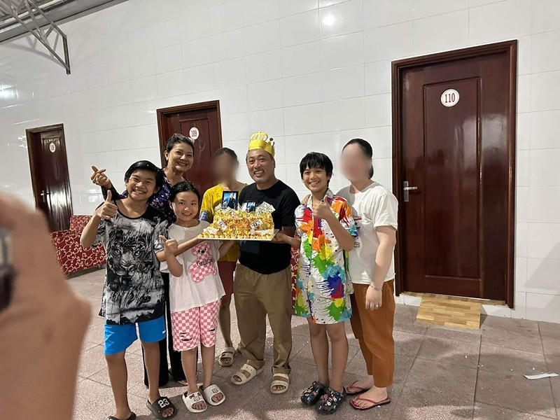 Hạo Khang từng khoe ảnh mừng sinh nhật đạo diễn Quang Dũng trên phim trường "Đất rừng phương Nam" hồi tháng 12/2022. Ảnh: FBNV