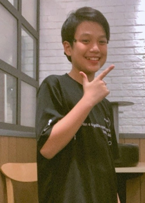 Diễn viên nhí sống khá tình cảm, thường xuyên tâm sự với ba mẹ. Ảnh: FBNV