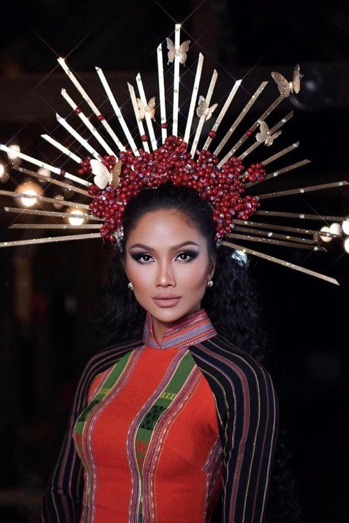 Vương miện của H'hen Niê làm từ cà phê thật. Ảnh: FBNV