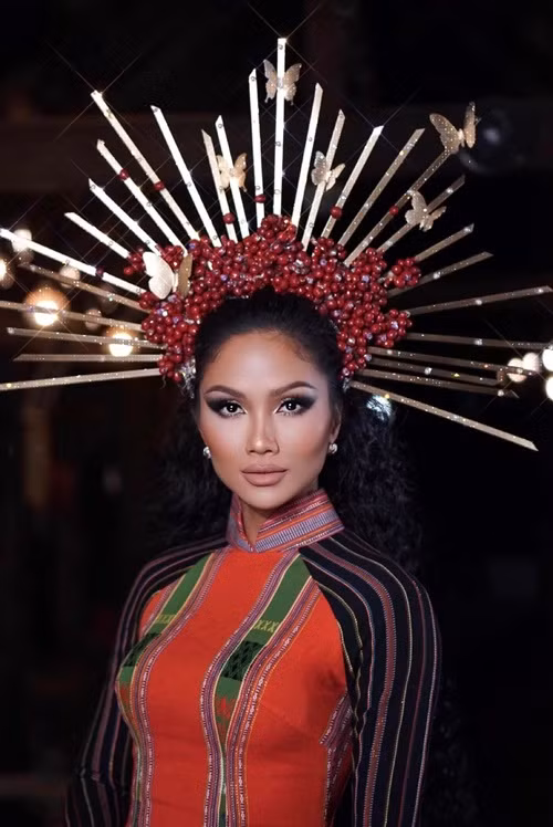 Vương miện của H'hen Niê làm từ cà phê thật. Ảnh: FBNV
