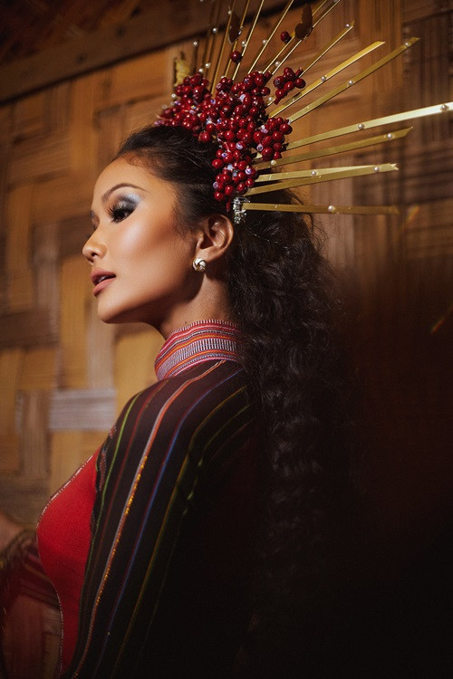 Ê-kíp đã nghĩ ra chiếc vương miện sau khi người đẹp tập luyện bế mạc. Ảnh: Vnmedia