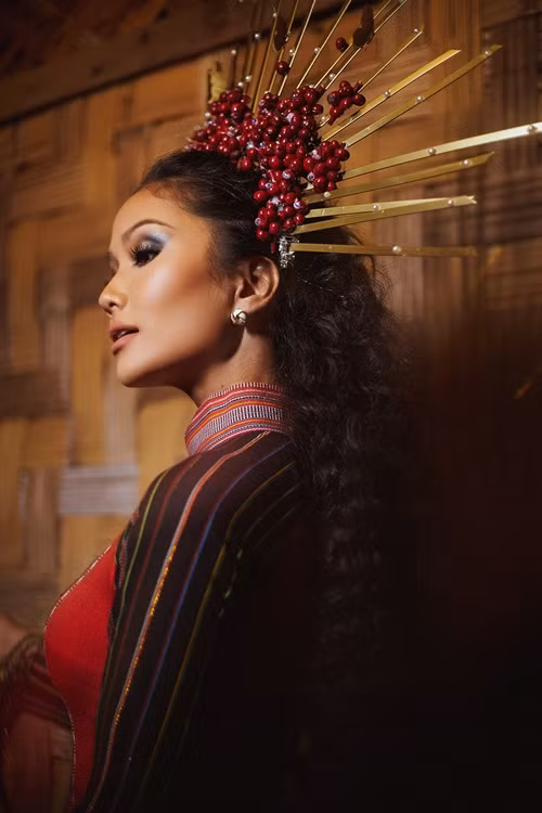 Ê-kíp đã nghĩ ra chiếc vương miện sau khi người đẹp tập luyện bế mạc. Ảnh: Vnmedia