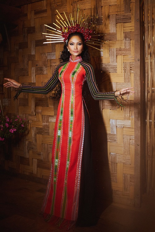 Nàng hậu hái từng trái và cắt thêm cành cà phê làm phụ kiện cầm theo. Ảnh: Vnmedia