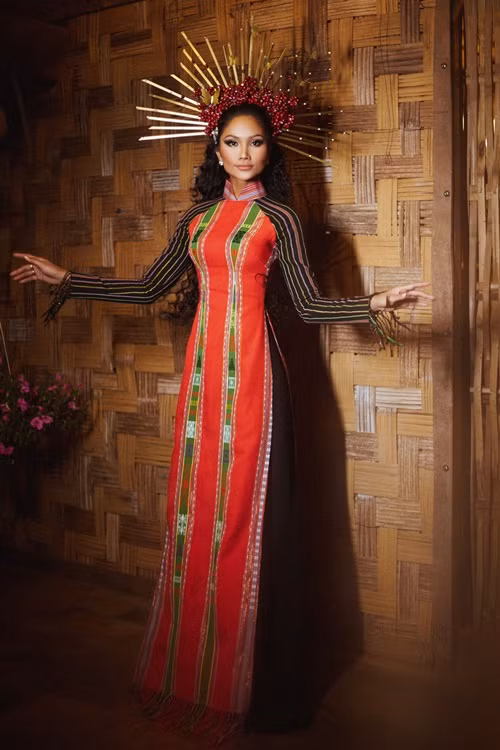 Nàng hậu hái từng trái và cắt thêm cành cà phê làm phụ kiện cầm theo. Ảnh: Vnmedia