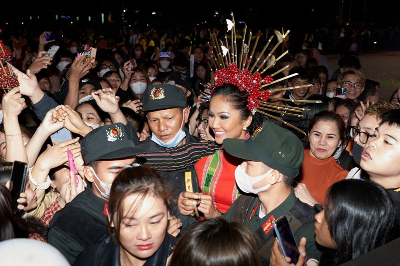 Đội vương miện từ cà phê, H'hen Niê trở thành tâm điểm của sự chú ý khi xuất hiện trong bế mạc Lễ hội cà phê Buôn Ma Thuột. Ảnh: Đời sống văn hóa