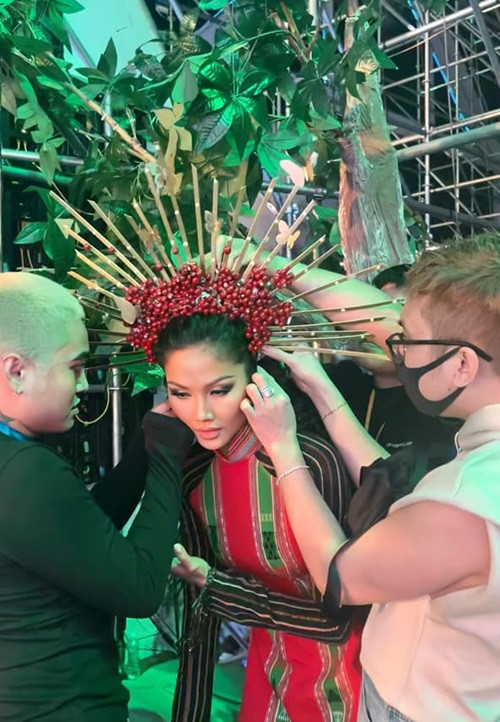 Ê-kíp mất 2 tiếng để tạo nên chiếc vương miện. Ảnh: FBNV